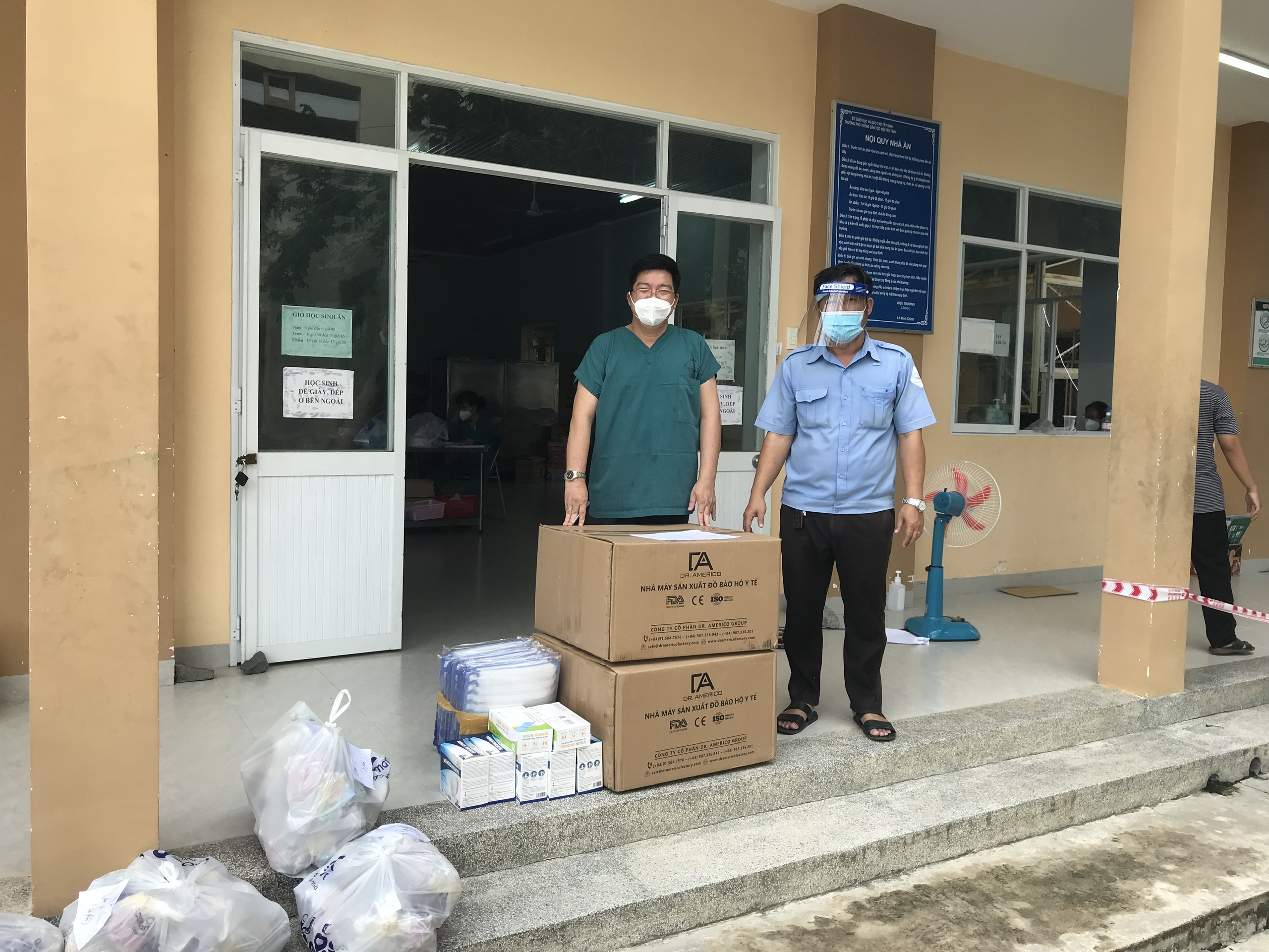 Công ty CP Đăng kiểm Tây Ninh trao tặng vật tư, bảo hộ y tế phòng chống Covid-19